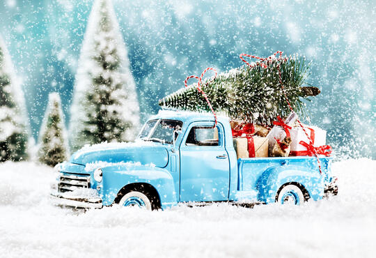 Illustrasjon av lastebil med julegaver