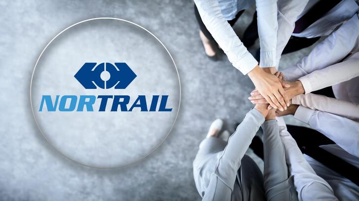 Nortrail Logo og ansatte som holder hender i sirkel
