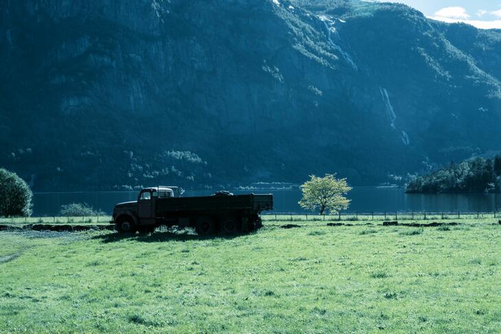 gammel lastebil i norsk natur 